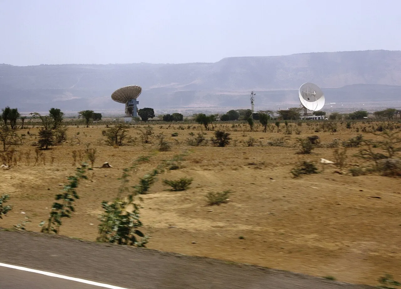 Riesenteleskope am Fuß des Rift Valleys an der Straße nach Narok
